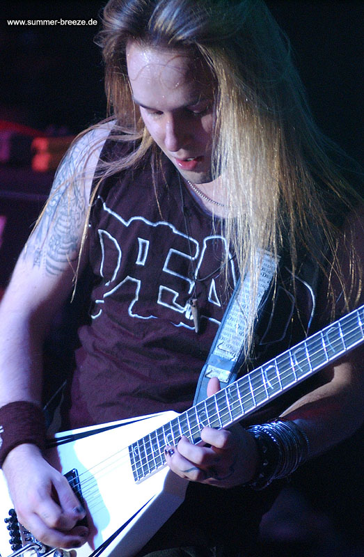 Bild eines Mitglieds der Band Children Of Bodom beim Live-Auftritt.